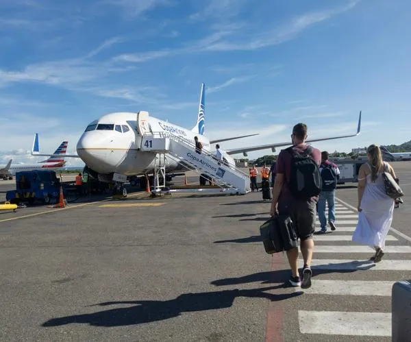 Llegó buque con 100 mil barriles de combustible para aviones Jet A1