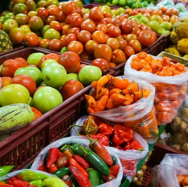 Los precios de alimentos como tomate, cebolla y plátano registran incrementos de hasta el 100 % debido al paro de camioneros en Colombia.