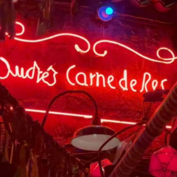 Foto de aviso de restaurante, en nota de cuáles son los negocios de Andrés Carne de Res, en Chía, Bogotá, Medellín y más