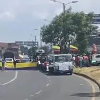 Bloqueo de camioneros en Bogotá por el paro en la Calle 80. La Autopista Norte también la cerraron.