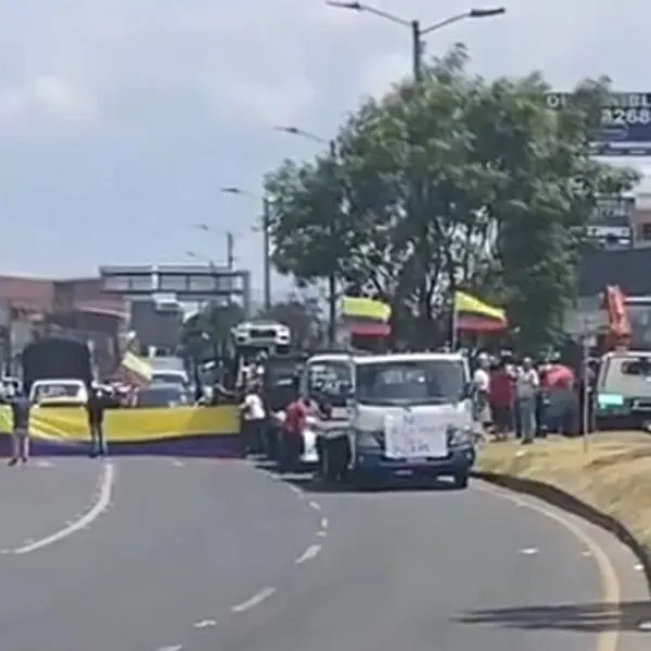 Bloqueo de camioneros en Bogotá por el paro en la Calle 80. La Autopista Norte también la cerraron.