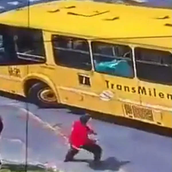 Video | Manifestantes atacaron con piedras un bus del Sitp en el norte de Bogotá