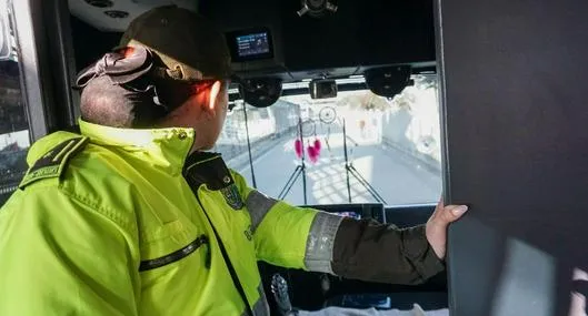 Foto de policías, en nota de cómo salir de trancones en Soacha por paro camionero, con anuncio de medida hoy.