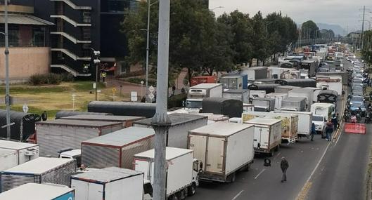 Autopista Norte en Bogotá parece un parqueadero y los conductores atravesaron sus camiones y no hay paso para ningún vehículo en esta zona. 