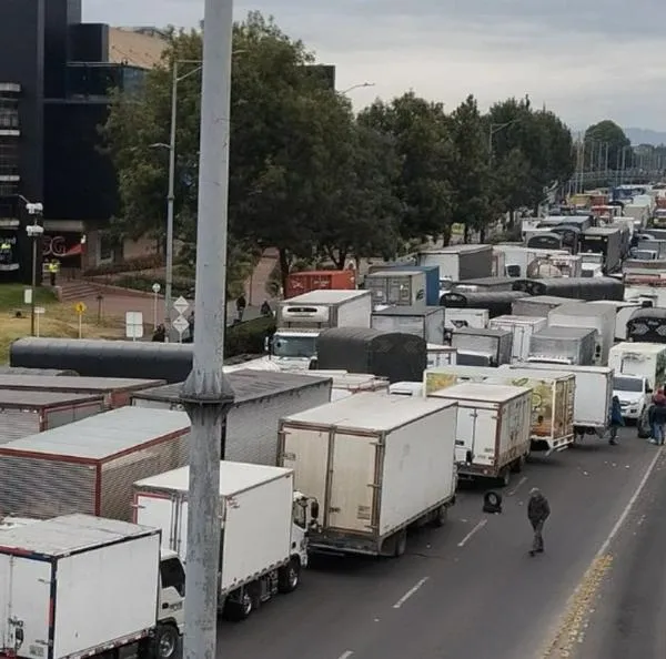 Autopista Norte en Bogotá parece un parqueadero y los conductores atravesaron sus camiones y no hay paso para ningún vehículo en esta zona. 