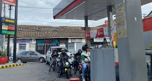 Gasolina en Bogotá: reportan desabastecimiento en varias estaciones y largas filas de conductores tanqueando ante crisis por paro de camioneros.