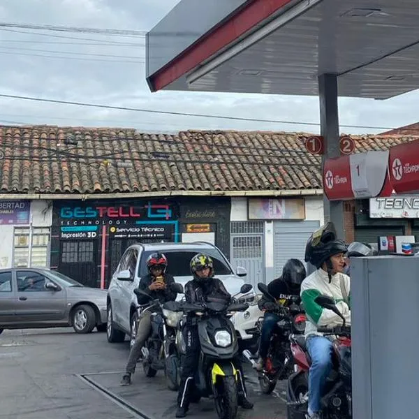Gasolina en Bogotá: reportan desabastecimiento en varias estaciones y largas filas de conductores tanqueando ante crisis por paro de camioneros.