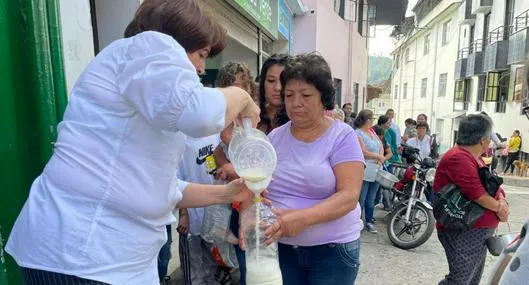 Video: ganaderos del norte de Caldas comenzaron a regalar la leche ante paro camionero