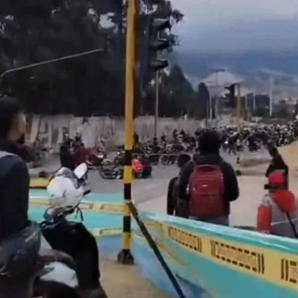 Paro de camioneros en Bogotá: video de motociclistas en el que se enfrentan a piedra por bloqueos en la avenida Boyacá este 5 de septiembre.