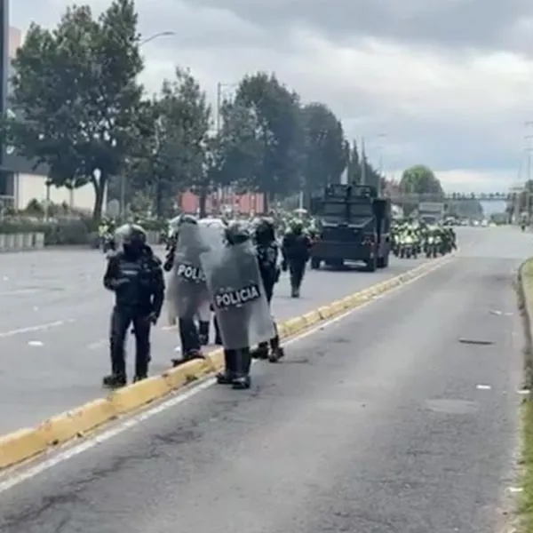 Momento en el que el Esmad interviene el bloqueo en la autopista Norte de Bogotá, en medio del paro de camioneros