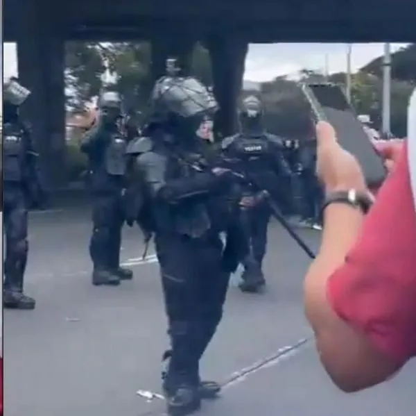 Confrontaciones paro camionero en Bogotá, camarógrafo pudo resultar herido