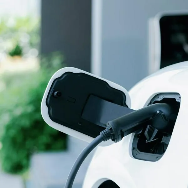 Así funcionan los carros eléctricos enchufables en casa; no sale caro cargarlos y asombran porque se hace desde una toma común y corriente.