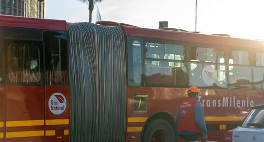 En Bogotá Transmilenio reporta normalidad, mientras algunos usuarios caminan