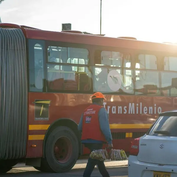 En Bogotá Transmilenio reporta normalidad, mientras algunos usuarios caminan
