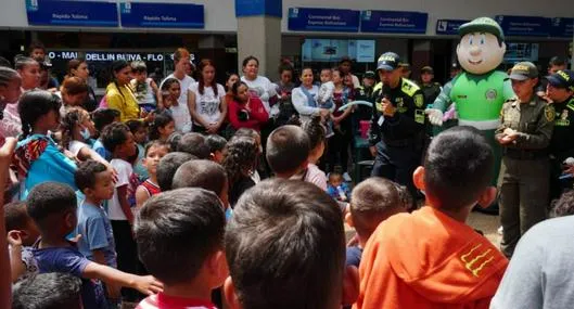 En Bogotá viajeros, atrapados en terminales de transporte debido al paro de transportadores