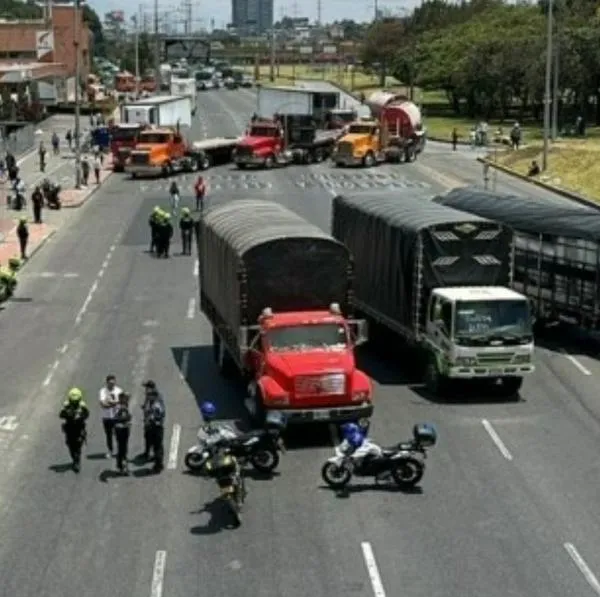 Camioneros exigen que baje el ACPM.