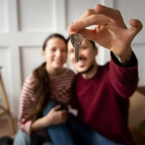 Duppla da financiación para comprar casa mirando extracto de Nequi y Daviplata