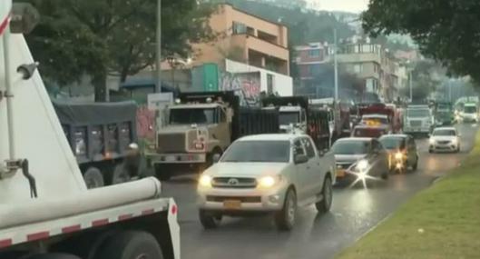 Bogotá regresa a la normalidad después del levantamiento del paro de transportadores: camioneros mueven mulas y despejan vías. 