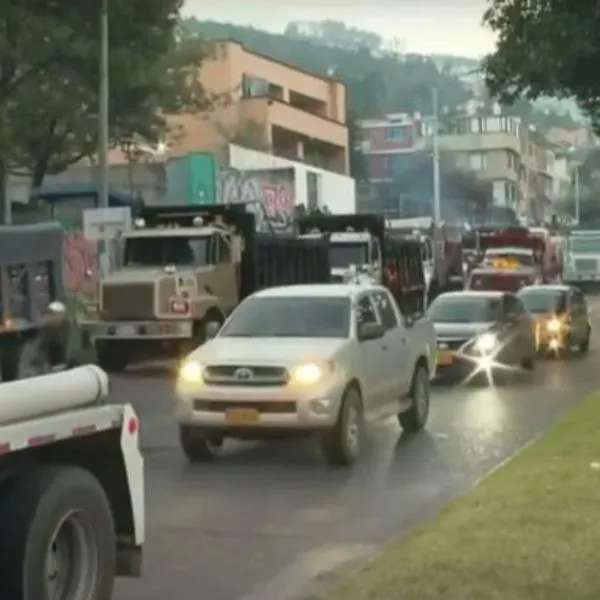 Bogotá regresa a la normalidad después del levantamiento del paro de transportadores: camioneros mueven mulas y despejan vías. 