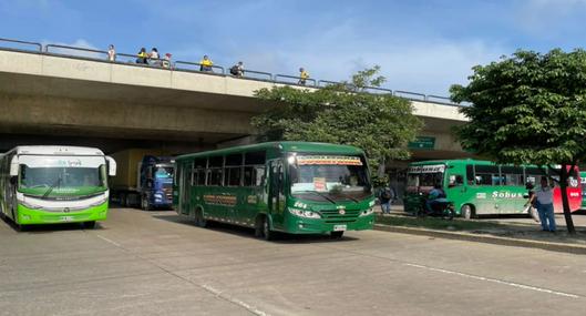 Conductores de bus bloquean vías en Barranquilla y Soledad por asesinato de compañero