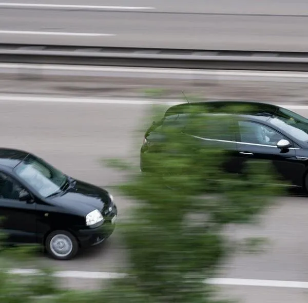 Evite multas y accidentes: En estas ocasiones no puede adelantar un vehículo en Colombia