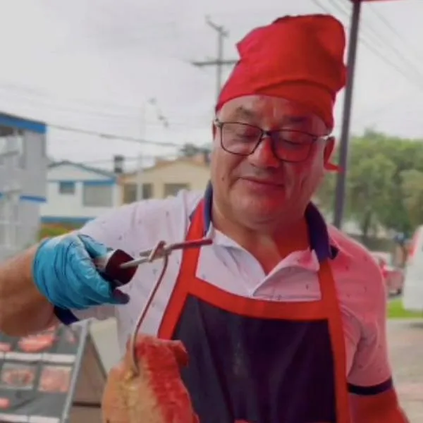 Profesor ahora es cocinero y vende carne al barril en Bogotá