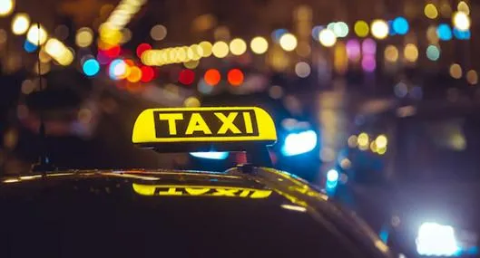 China: borracho se robó taxi y terminó estrellándose contra estación de Policía