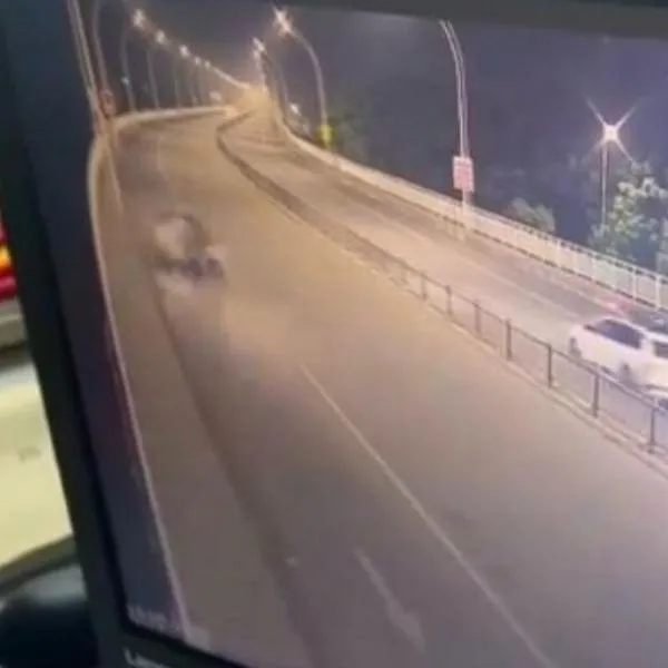 Video | Brutal accidente: carro que iba a toda velocidad atropelló a dos motociclistas