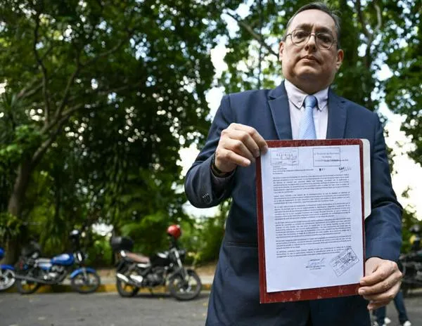 El rival de Maduro en las presidenciales abandona Venezuela rumbo a España