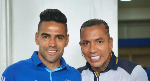 Dayro Moreno, jugador de Once Caldas, se fajó con regalazo a Falcao García, de Millonarios: lo puso a estrenar y él lo lució con orgullo.