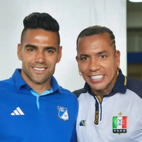 Dayro Moreno, jugador de Once Caldas, se fajó con regalazo a Falcao García, de Millonarios: lo puso a estrenar y él lo lució con orgullo.
