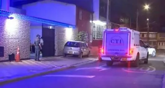 Tragedia familiar en Bogotá: policía disparó dentro de un motel luego de sorprender a su esposa con el amante, luego él se pegó un tiro y falleció. 