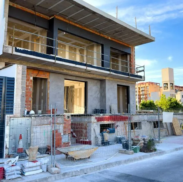 Nuevo acuerdo facilitará financiamiento para energía renovable en viviendas colombianas