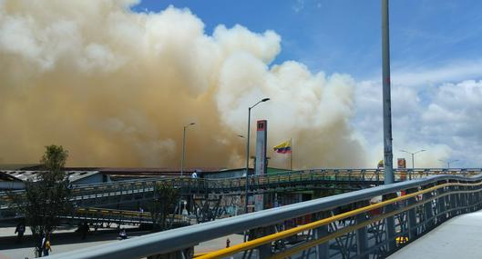 Así se vio el incendio cerca de la estación de Transmileno de Madelena, en Bogotá