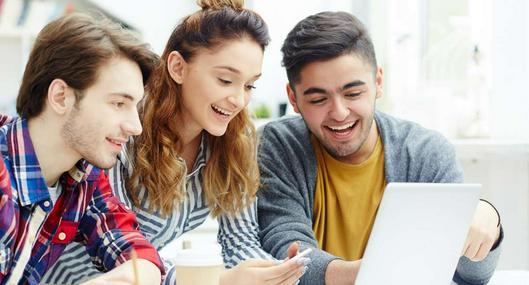 Foto de estudiantes, en nota de cuál fue la primera institución educativa en Colombia, antes que Javeriana y más