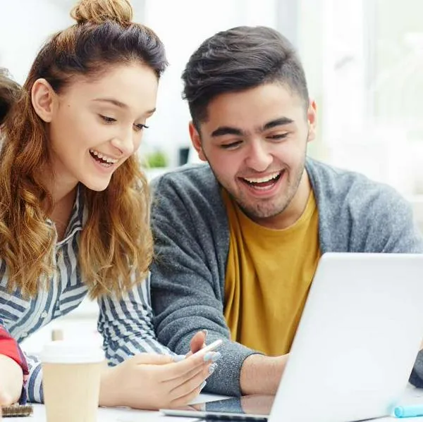 Foto de estudiantes, en nota de cuál fue la primera institución educativa en Colombia, antes que Javeriana y más