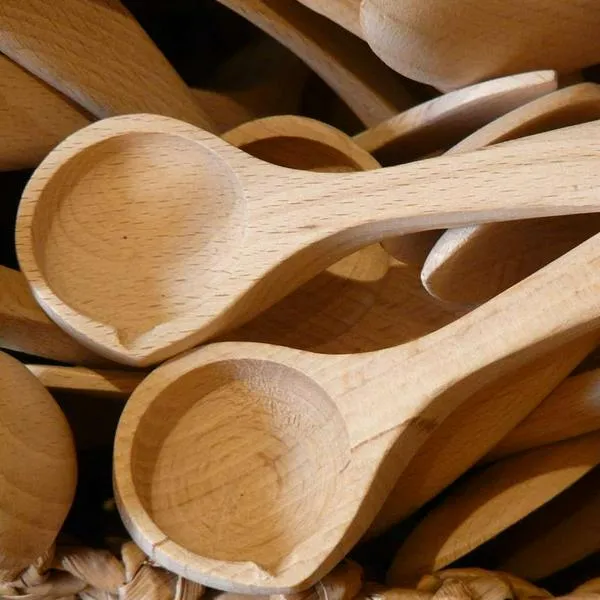 Foto de cucharones, en nota de cómo limpiar cubiertos de madera con trucos caseros para dejarlos como nuevos