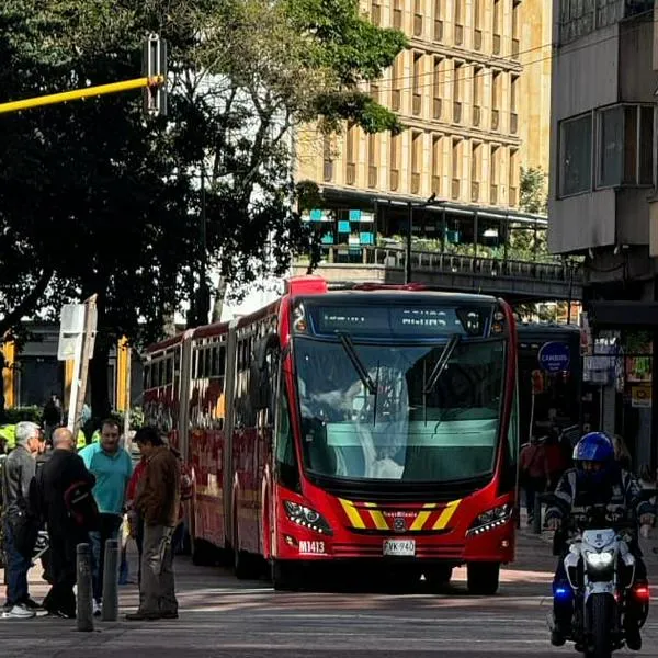 Dan desconocidos datos sobre Transmilenio y sorprenden a bogotanos: cuántos buses tienen, trabajadores y viajes a diario. Le contamos más detalles.