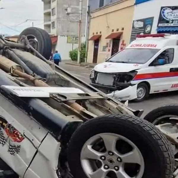 Ambulancia chocó contra vehículo de enseñanza en el Centro de Neiva