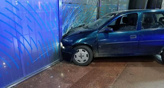 Así quedó el carro de un hombre que los estrelló contra un banco en Argentina, luego de que le negaron un crédito