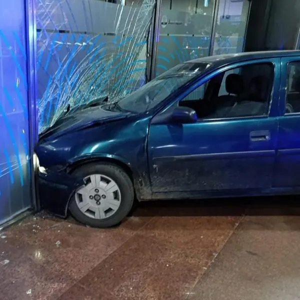Así quedó el carro de un hombre que los estrelló contra un banco en Argentina, luego de que le negaron un crédito