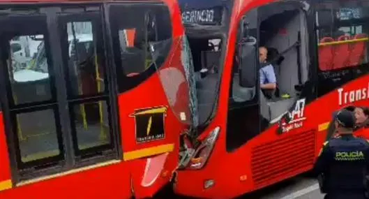 Accidente entre dos buses de Transmilenio.