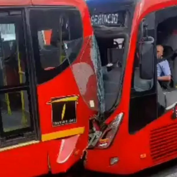 Accidente entre dos buses de Transmilenio.