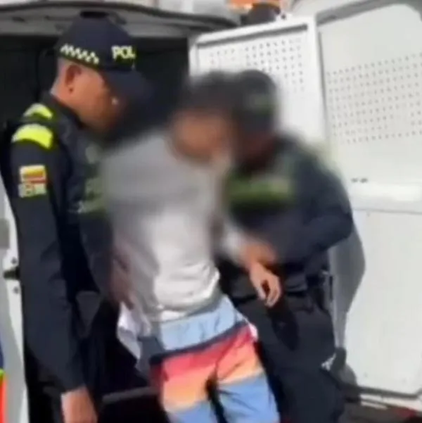 Conductor borracho arrolló una mujer en Bogotá: chocó un bus, se tiró de un puente y fue capturado por la Policía