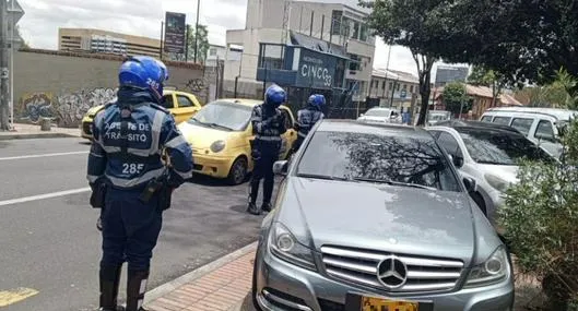 Más de 40.000 conductores en Bogotá no saben parquear y Alcaldía los expone: autoridades no perdonan inmovilizada. Acá, los detalles.