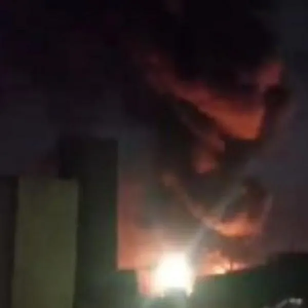 En Bogotá grave incendió afectó a varias viviendas durante la noche en Engativá