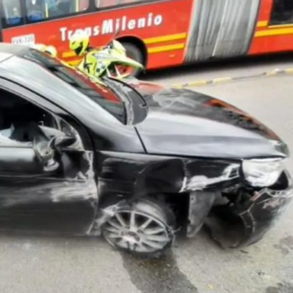 Identifican a conductor que arrolló a mujer, estrelló bus de Transmilenio y agredió a policías en Bogotá. El irresponsable fue capturado. 