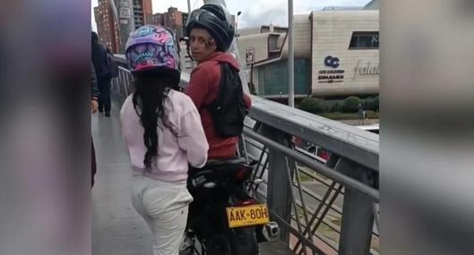 Un conductor de moto decidió transitar por un puente peatonal de Bogotá: iba con pasajero y se ofendió cuando ciuadadanos le reclamaron.