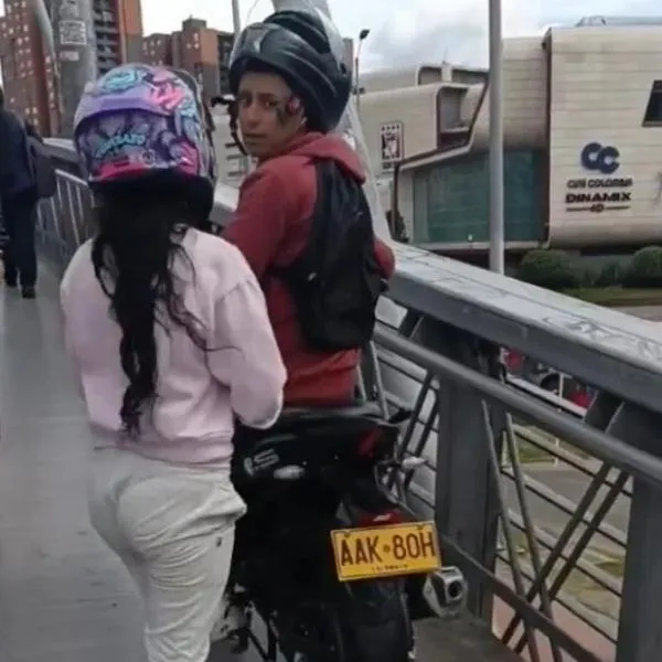 Un conductor de moto decidió transitar por un puente peatonal de Bogotá: iba con pasajero y se ofendió cuando ciuadadanos le reclamaron.