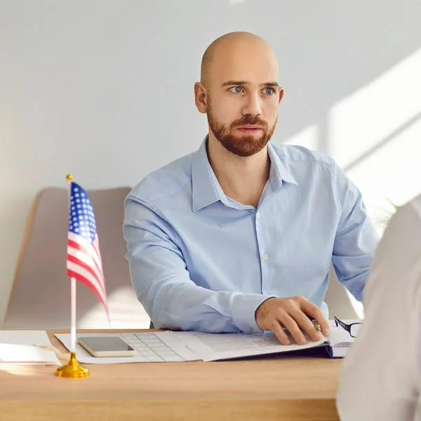 Dos hombres, en nota sobre motivos por las que se renuncia a la ciudadanía de Estados Unidos